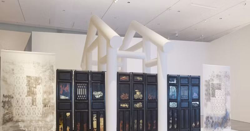 Standing in front of the artwork "Tieng Vong” (Echo), dimensions: 419 cm (height) × 788 cm (length) × 565 cm (width). (Photo courtesy of the painter)