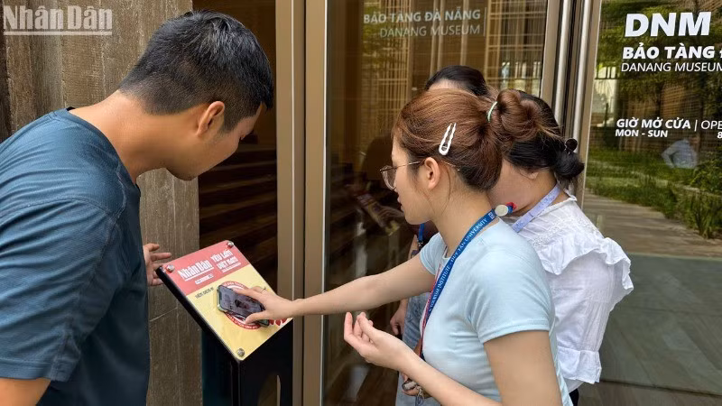 The NFC technology chip-embedded boards were installed at the Da Nang Museum on March 27. (Photo: ANH DAO)