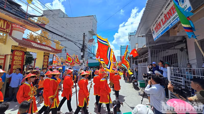 The Long Dinh procession from Nam Hai Whale Temple to Song Doc Fishing Port, before the boats set sail for the whale worshipping ceremony at sea. The Long Dinh procession from Nam Hai Whale Temple to Song Doc Fishing Port, before the boats set sail for the whale worshipping ceremony at sea.