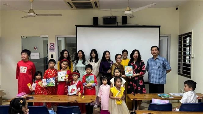 Deputy Foreign Minister Le Thi Thu Hang (second from right) presents books to teachers and students of a Vietnamese language class in Malaysia. (Photo: VNA) 
