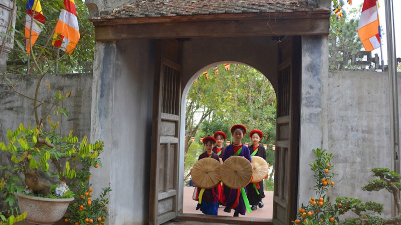 A 'Quan Ho' (love-duet) performance by little singers.