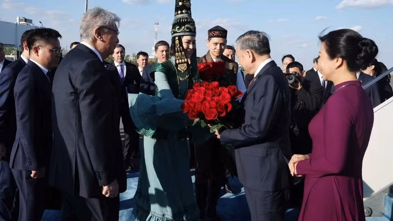 President of Kazakhstan Kassym-Jomart Tokayev welcomes Party General Secretary To Lam at Nursultan Nazarbayev International Airport in the capital city of Astana on May 5. (Photo: VNA) 