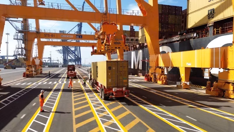 The vessel offloaded 484 containers of cargo.