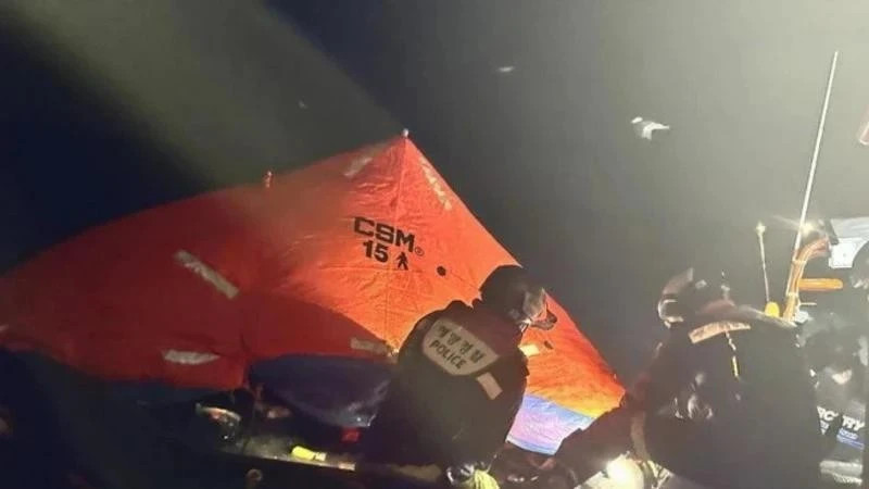 Forces rescue crew members on board. (Source: Yeosu coast guard station/VNA) 