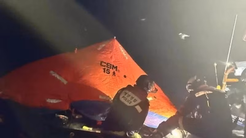 Forces rescue crew members on board. (Source: Yeosu coast guard station/VNA) 