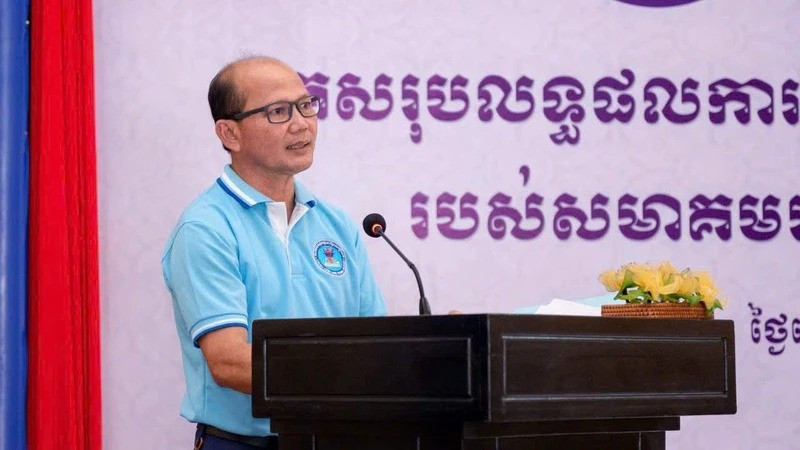 Scholar Uch Leang speaks at a conference of the Association of Cambodian Alumni in Vietnam in March 2025. (Photo: NDO)