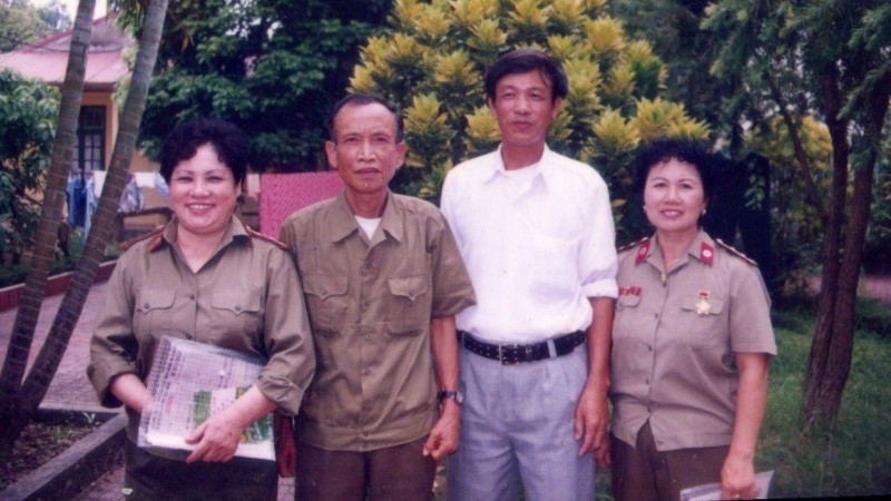 Dang Thi Muon (far right) and fellow members of the Code Translation Unit from the Telegraph Cipher Division during the Ho Chi Minh Campaign. (Photo: courtesy of Muon)