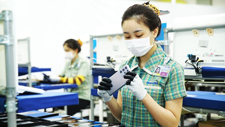 Smartphone production at Samsung Thai Nguyen Factory. (Photo: THAI NGUYEN NEWSPAPER)