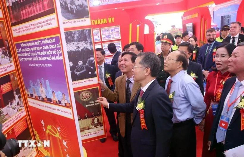 Visitors at the exhibition (Photo: VNA) 