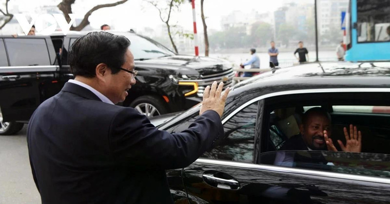 Prime Minister Pham Minh Chinh sees off Ethiopian Prime Minister Abiy Ahmed Ali after their visit to Tran Quoc Pagoda in Hanoi on April 17. (Photo: VNA) 