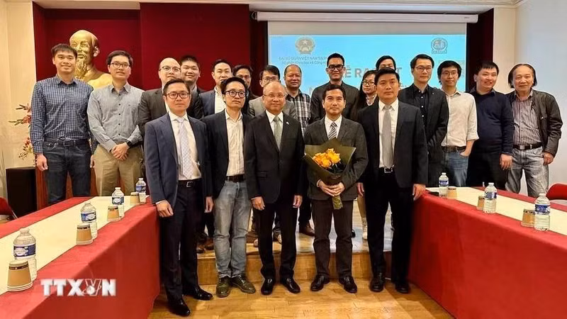 Members of the network of overseas Vietnamese nuclear energy experts (VietNuc) pose for a photo. (Photo: VNA) 