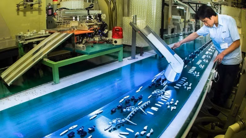Producing electronic components for export in Viet Nam-Singapore Industrial Park 2, Binh Duong Province. (Photo: TRINH BINH)