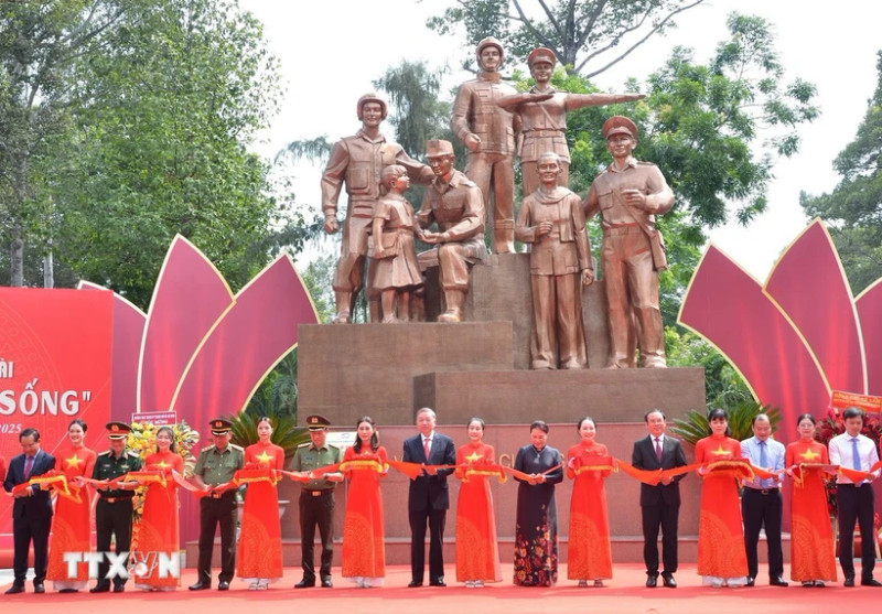 Party General Secretary To Lam and delegates cut the ribbon to inaugurate the People’s Public Security Force monument in District 5, Ho Chi Minh City on April 29 (Photo: VNA) 