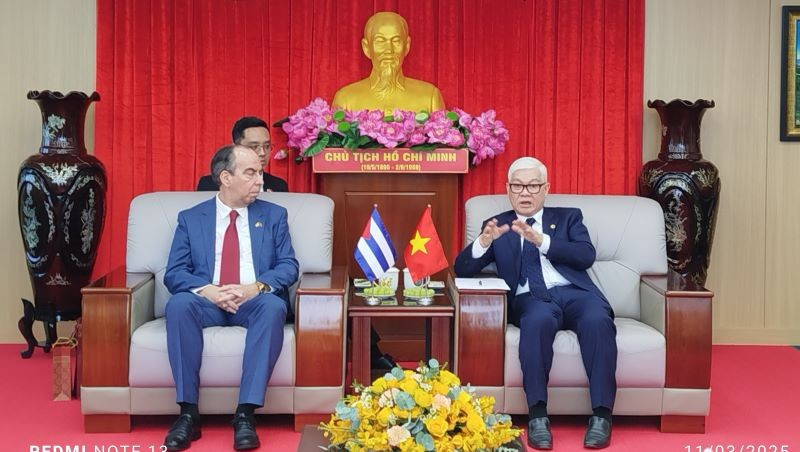 Nguyen Van Loi, Secretary of Binh Duong Provincial Party Committee (right), holds a discussion with Cuban Ambassador to Vietnam Rogelio Polanco Fuentes.