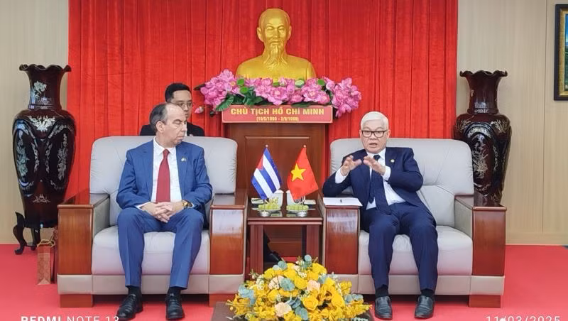 Nguyen Van Loi, Secretary of Binh Duong Provincial Party Committee (right), holds a discussion with Cuban Ambassador to Vietnam Rogelio Polanco Fuentes.
