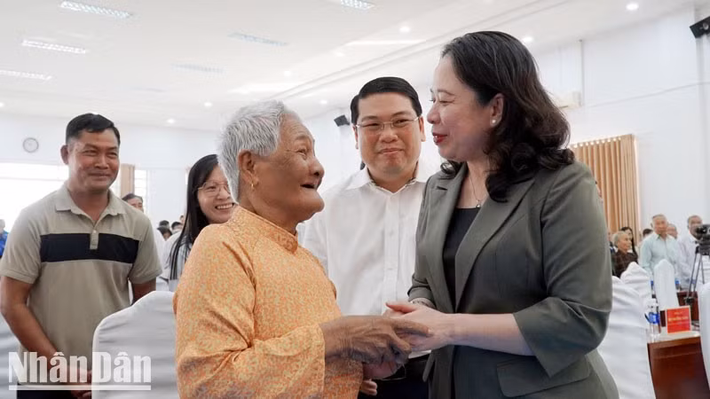 Vice President Vo Thi Anh Xuan warmly inquires about the health and life of Heroic Vietnamese Mother Thi Hol in Giang Thanh District.