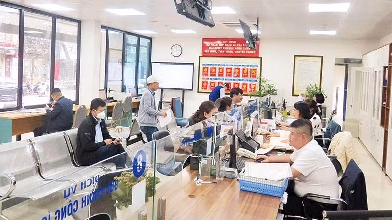 Image for illustration: Citizens complete administrative procedures at the "one-stop shop" at the Dong Da District People's Committee. (Photo: Quoc Toan)