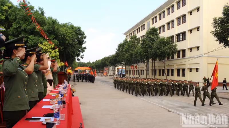 At the Training, Professional Development, and Vocational Education Centre No.2 under the Mobile Police Command in Long Thanh District, Dong Nai Province, thousands of officers and soldiers from various units of the Ministry of Public Security have been gathering and training over the past months.