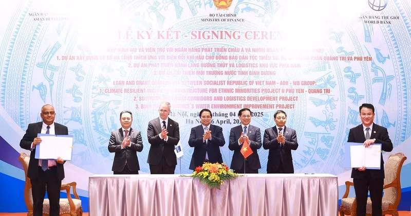 Prime Minister Pham Minh Chinh (centre) witnesses the signing of agreements. (Photo: VNA) 