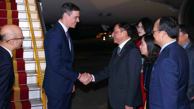 Vietnamese Minister of Culture, Sport and Tourism Nguyen Van Hung (R) welcomes Spanish Prime Minister Pedro Sánchez at the airport. (Photo: VNA)