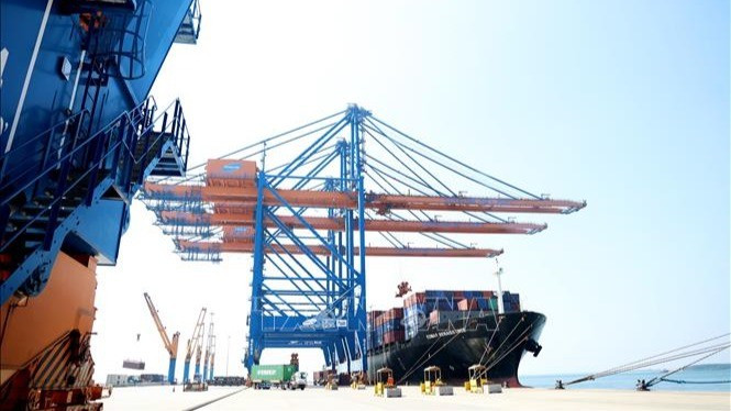 A cargo ship carrying import-export goods docks at Gemalink Port, Phu My Town, Ba Ria-Vung Tau Province. (Illustrative photo: VNA)