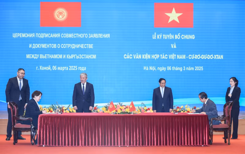 Prime Minister Pham Minh Chinh and his Kyrgyz counterpart Adylbek Kasymaliev witness the signing of the Agreement between the Government of the Socialist Republic of Vietnam and the Council of Ministers of the Kyrgyz Republic on the cooperation in the field of education.