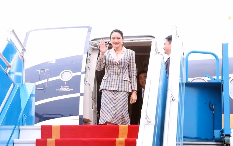 Prime Minister Paetongtarn Shinawatra arrives in Ha Noi, beginning her official visit to Viet Nam and her participation as co-chair of the Viet Nam–Thailand Joint Cabinet Meeting.