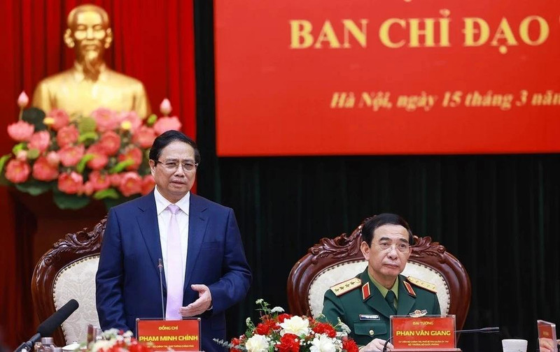 PM Pham Minh Chinh (L) speaks at a working session with Viettel. (Photo: VNA) 