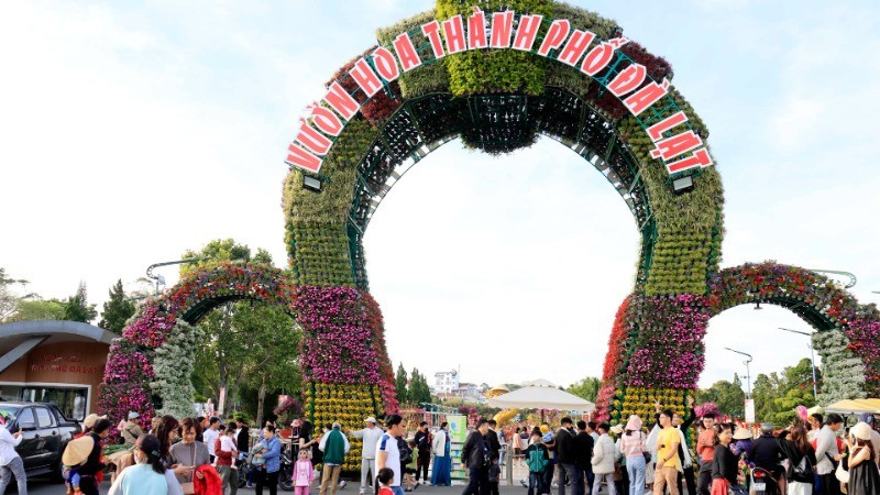 The Da Lat Flower Garden Tourist Area attracts visitors during the spring festival, offering an immersive experience amid the vibrant blossoms of Dalat. (Photo: MAI VAN BAO)