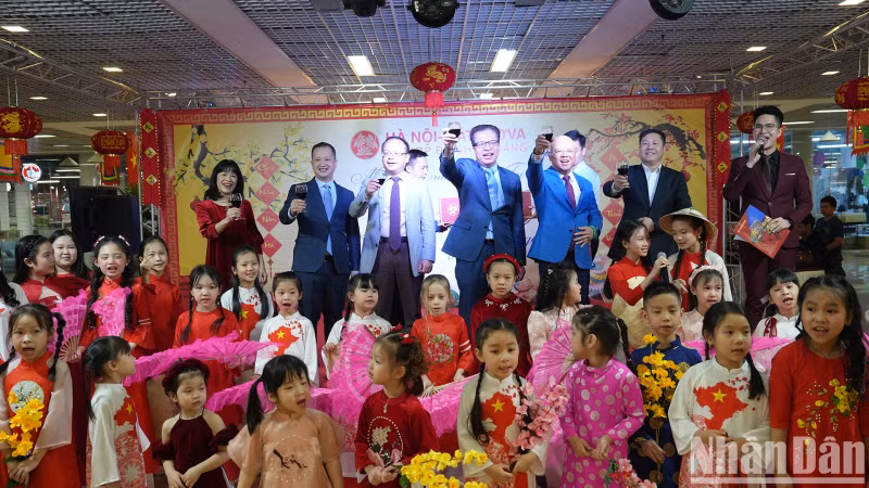 The programme was attended by the Vietnamese Ambassador to the Russian Federation Dang Minh Khoi, President of the Union of Vietnamese Organisations in Russia Do Xuan Hoang, General Director of Hanoi-Moscow Trade Centre Investment Joint Stock Company (INCENTRA) Nguyen Canh Hong Linh, along with a large number of Vietnamese residents living and working here.
