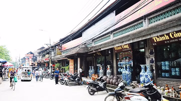 Bat Trang ceramics village. (Photo: HAI NAM)