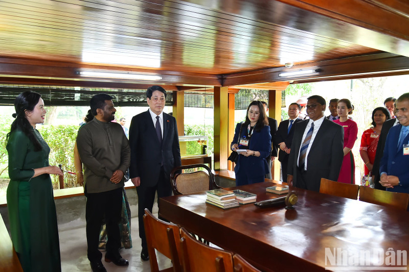 State President Luong Cuong (R) and Sri Lankan President Anura Kumara Dissanayaka pose for a photo in Uncle Ho's Stilt House. (Photo: NDO) 