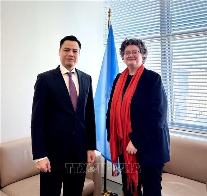 Ambassador Dang Hoang Giang (L), Permanent Representative of Vietnam to the UN, and United Nations Under-Secretary-General for Legal Affairs Elinor Hammarskjöld at their meeting in New York on March 26. (Photo: VNA) 