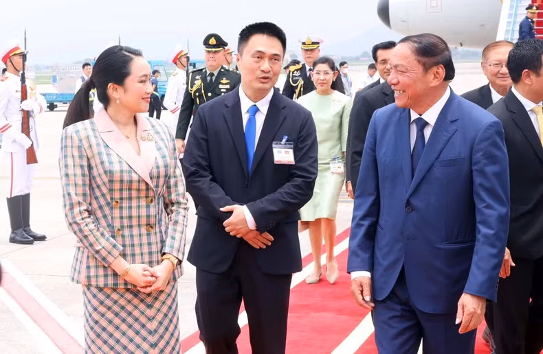 Minister of Culture, Sports and Tourism Nguyen Van Hung extends a warm reception to the Thai Prime Minister upon her arrival at Noi Bai International Airport.
