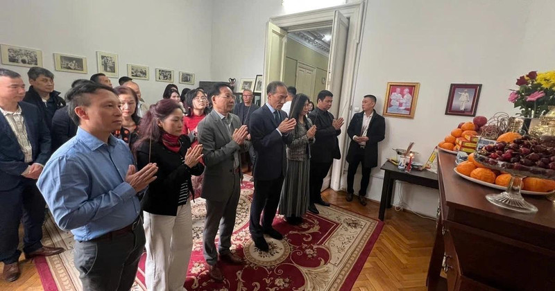 Ambassador Do Duc Thanh (fourth, left), the embassy's staff and representatives of Vietnamese associations in Romania offer incense in tribute to President Ho Chi Minh. (Photo: VNA) 