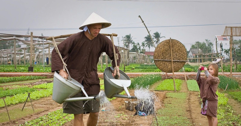 The experience of "A Day as a Farmer" for tourists at Tra Que Vegetable Village, was recognised as one of the "Best Tourism Villages in the World" by the United Nations World Tourism Organisation (UNWTO) in 2024. (Photo: Nam Thinh)