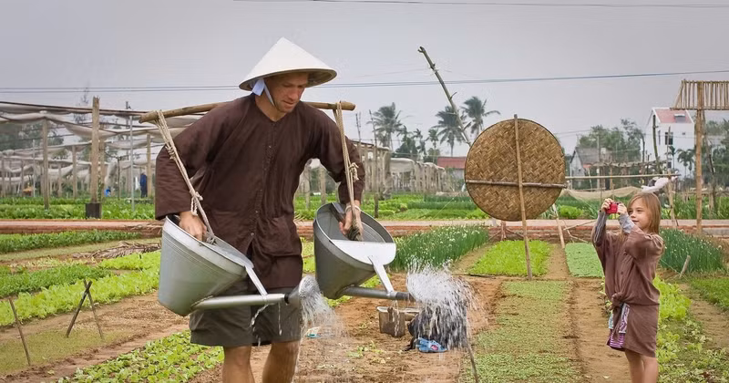 The experience of "A Day as a Farmer" for tourists at Tra Que Vegetable Village, was recognised as one of the "Best Tourism Villages in the World" by the United Nations World Tourism Organisation (UNWTO) in 2024. (Photo: Nam Thinh)