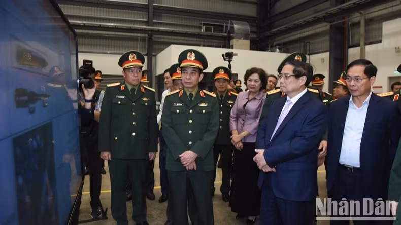 PM Pham Minh Chinh visits the Viettel Military Industry and Telecoms Group. (Photo: NDO)
