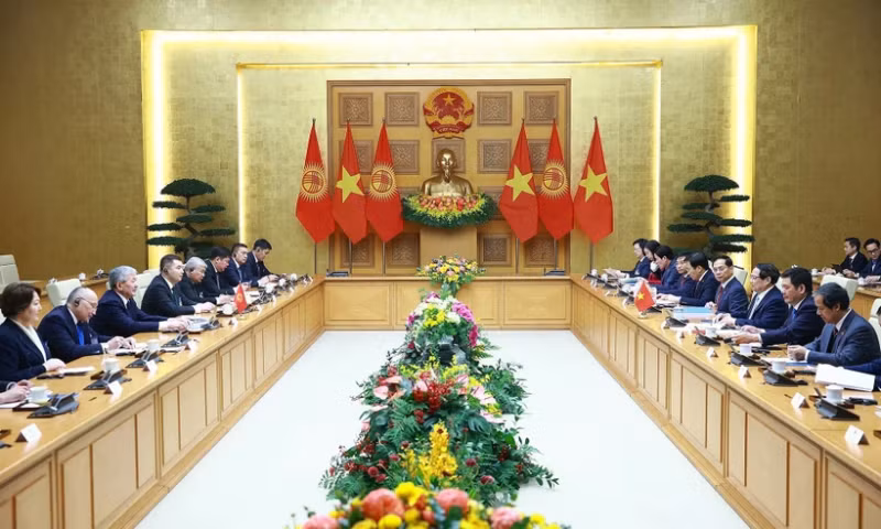 At the talks between Vietnamese Prime Minister Pham Minh Chinh and his Kyrgyz counterpart Adylbek Kasymaliev. (Photo: VNA) 