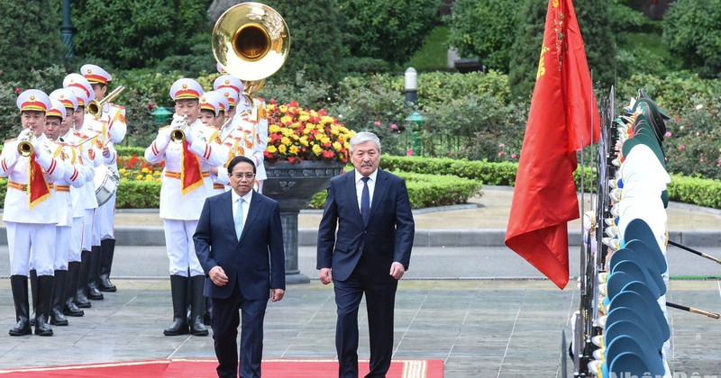 Prime Minister Pham Minh Chinh and his Kyrgyz counterpart Adylbek Kasymaliev the Honour Guard of the Vietnam People's Army.