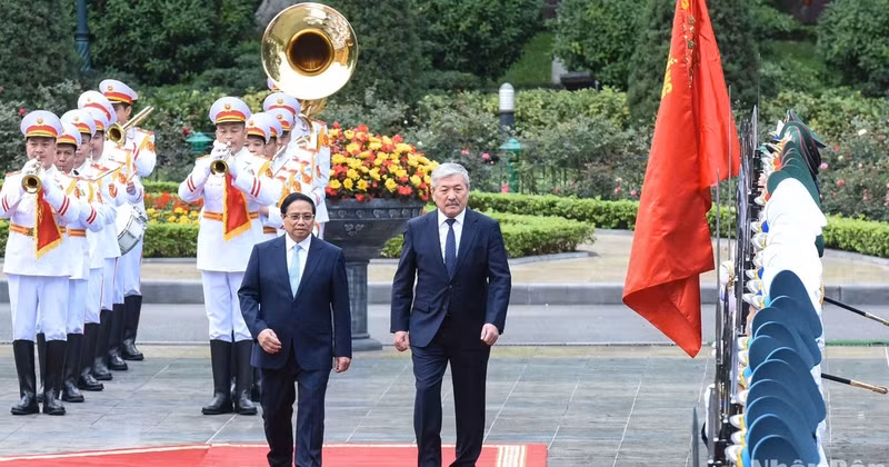 Prime Minister Pham Minh Chinh and his Kyrgyz counterpart Adylbek Kasymaliev the Honour Guard of the Vietnam People's Army.