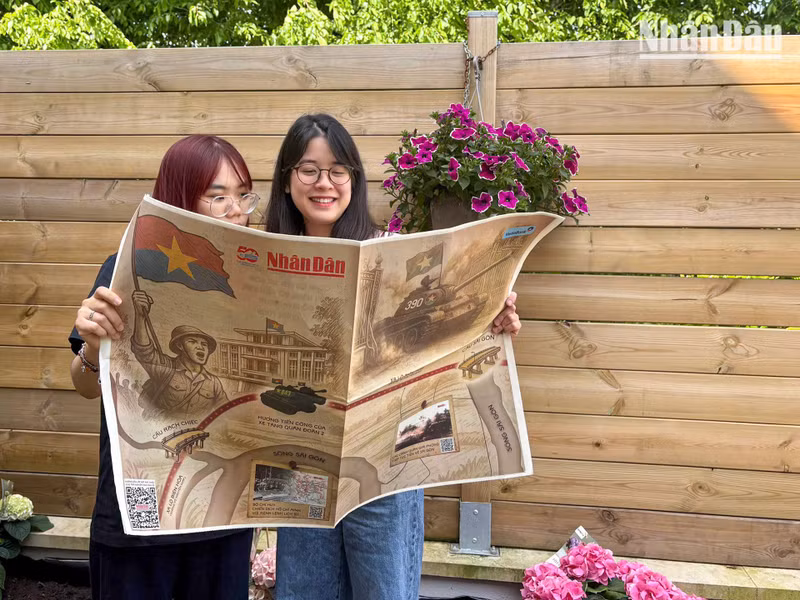 Students Pham Thuy Quynh and Nguyen Thao Linh also shared: “We are lucky to have received this special edition. As international students living far from home, we feel proud to see images commemorating the 50th anniversary of national reunification. It’s a pity we cannot be in Viet Nam to witness and participate in the celebrations. Holding this publication in our hands on such a historic occasion moves us deeply.” Students Pham Thuy Quynh and Nguyen Thao Linh also shared: “We are lucky to have received this special edition. As international students living far from home, we feel proud to see images commemorating the 50th anniversary of national reunification. It’s a pity we cannot be in Viet Nam to witness and participate in the celebrations. Holding this publication in our hands on such a historic occasion moves us deeply.”