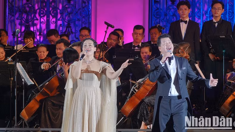 Combined with Mapping Visual Art performance technology, the symphony concert captivates the audience. (Photo: M.H)