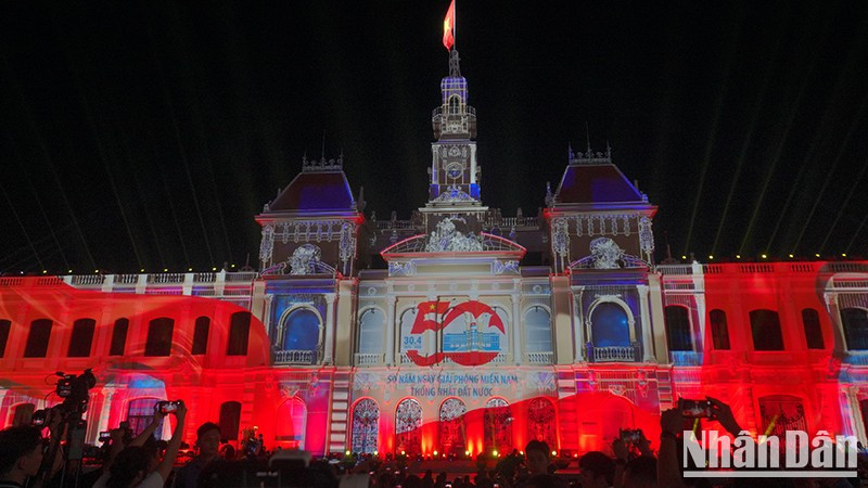 The headquarters of the Ho Chi Minh City People's Council and People's Committee gets more sparkling with the Light Festival featuring international-standard 3D Mapping technology. (Photo: M.H)