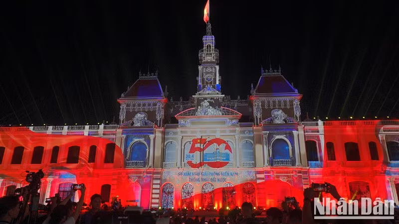 The headquarters of the Ho Chi Minh City People's Council and People's Committee gets more sparkling with the Light Festival featuring international-standard 3D Mapping technology. (Photo: M.H)