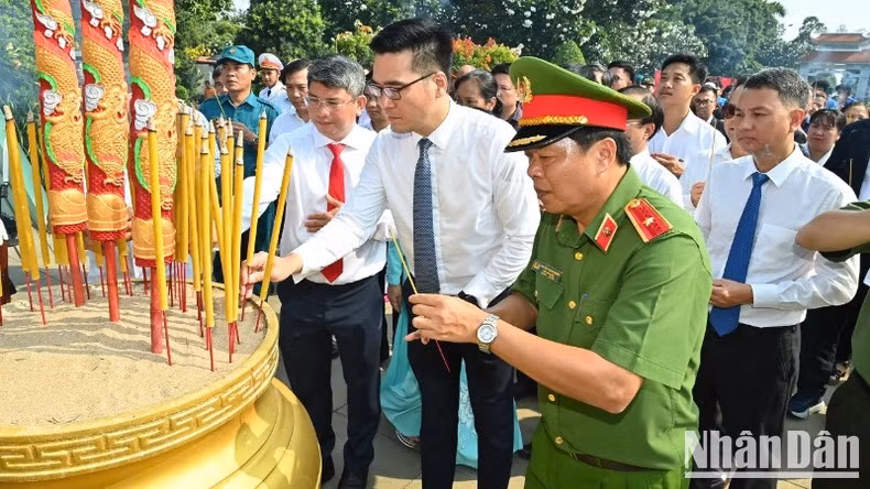 The delegation’s members, along with a large number of officials and residents of Ho Chi Minh City, offer incense in tribute to the heroic fallen soldiers’ great sacrifices. (Photo: DUY LINH)