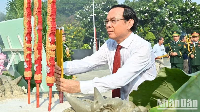 Politburo member Nguyen Van Nen offers incense at the Ho Chi Minh City Martyrs’ Cemetery. (Photo: DUY LINH)