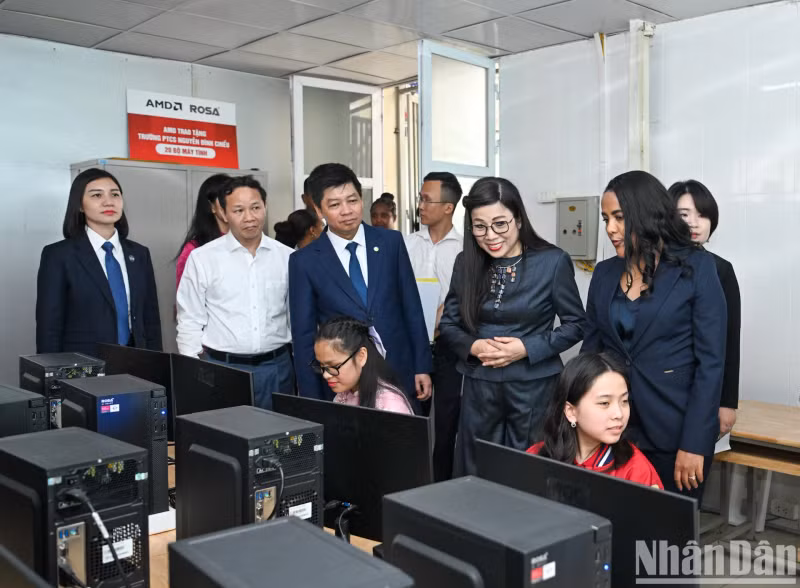 They also tour the computer lab designed for visually impaired learners.