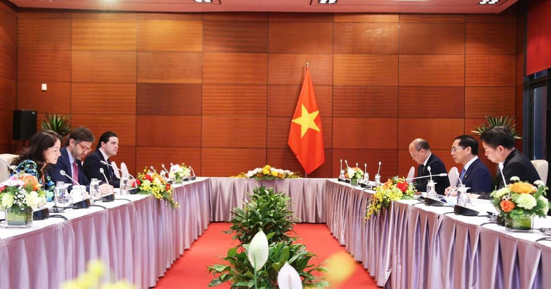 Deputy Prime Minister and Minister of Foreign Affairs Bui Thanh Son receives Colombian Vice Minister of Foreign Affairs for Multilateral Affairs Mauricio Jaramillo Jassir in Hanoi on April 17. (Photo: The Courtesy of Ministry of Foreign Affairs) 