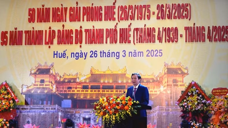 Secretary of Hue Party Committee Le Truong Luu speaks at the ceremony.